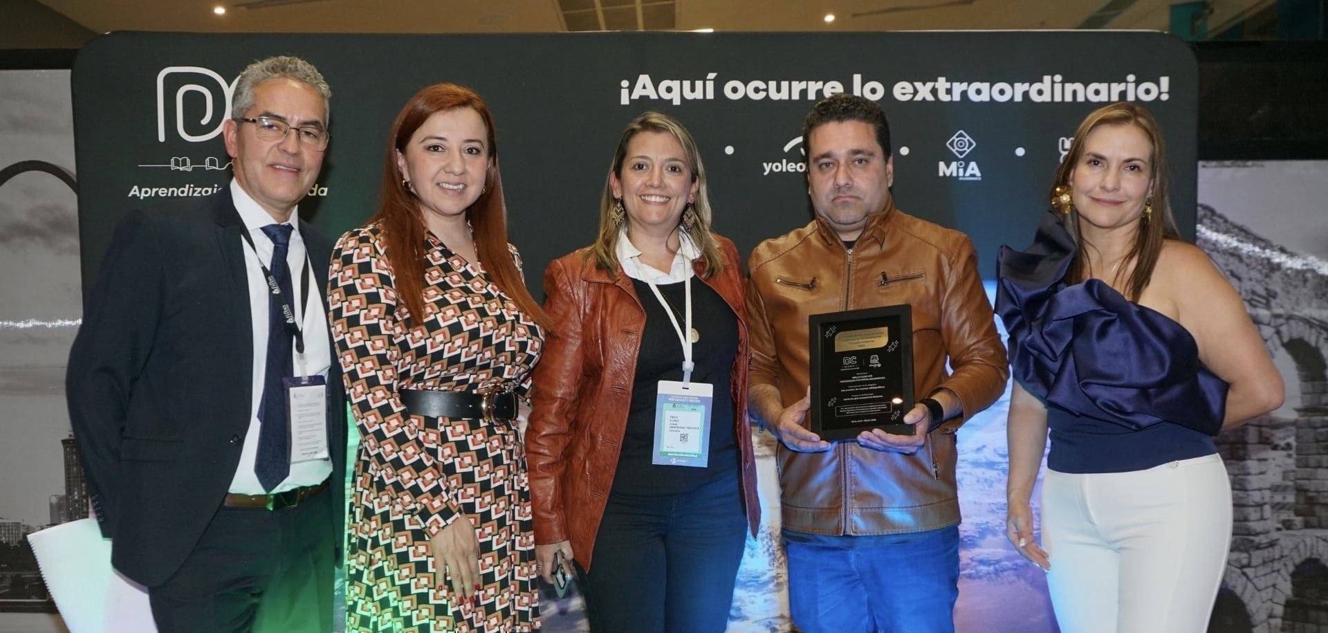 Paola Sierra, directora del Sistema de Bibliotecas UPB y Luis Salazar, bibliotecólogo de la Biblioteca Central recibiendo el premio