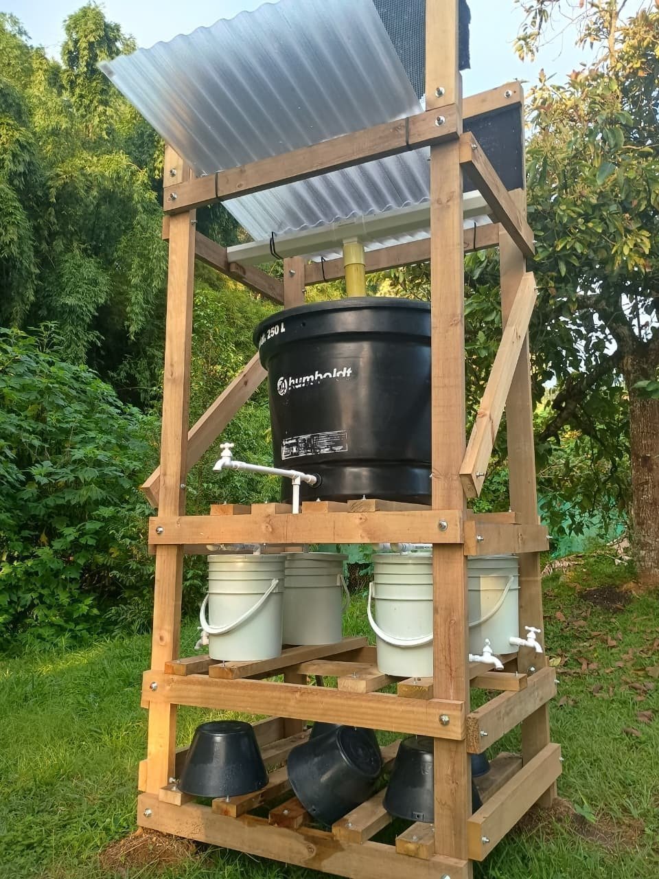 Estructura sostenible de filtración y almacenamiento de agua, diseñada para entornos rurales.