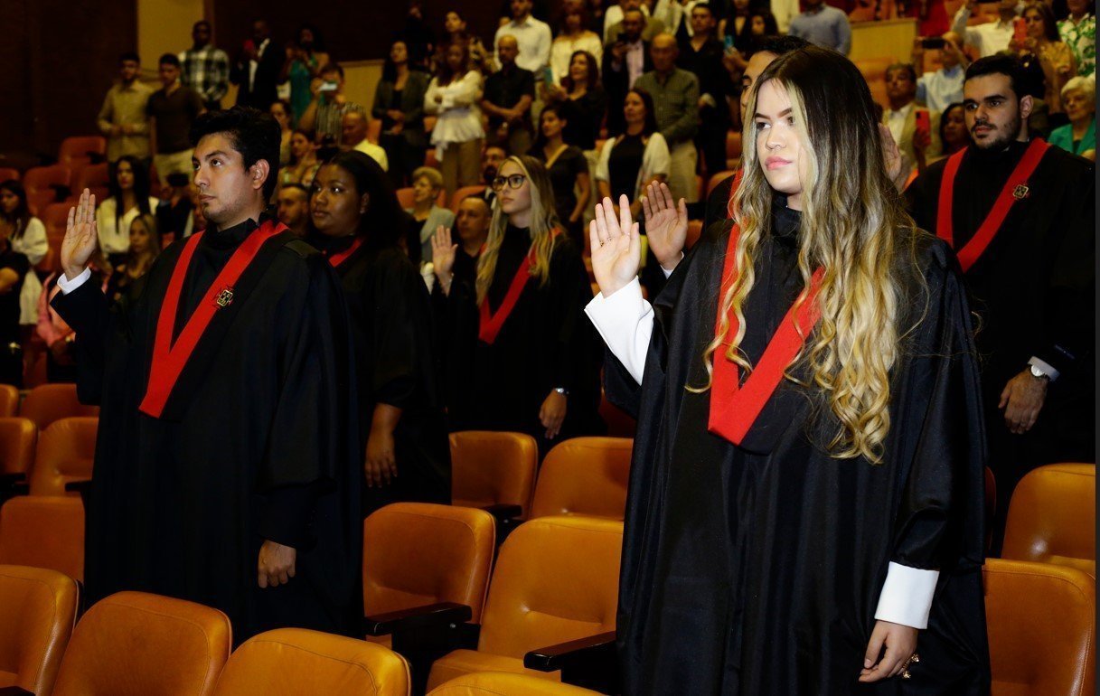 Estudiantes tomaron juramento Consultorio Jurídico Pío XII