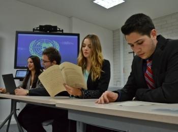Estudiantes simulando un modelo de la ONU