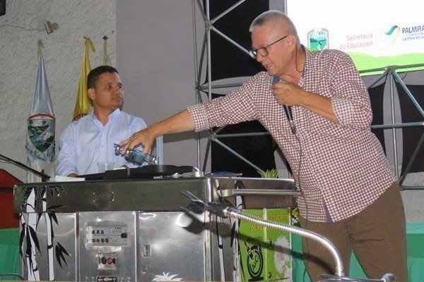 Walter Figueroa Martínez, exponiendo Pilo-Lab, fotografía cortesía de la Secretaría de Educación de Palmira