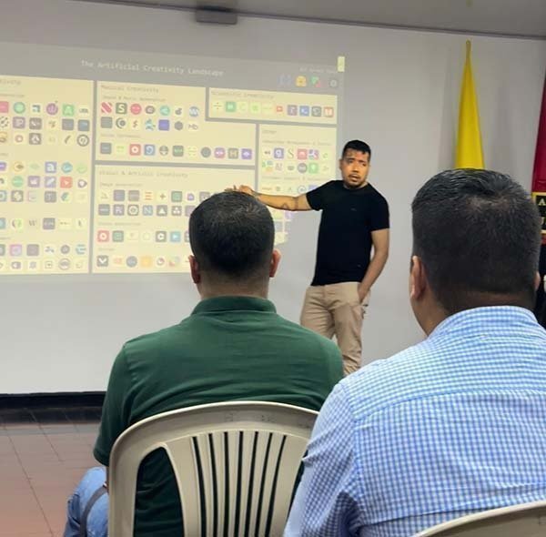 Intervención del Dr. Julián Espinosa, PhD en Comunicación Social, Universidade Federal de Minas Gerais (Brasil), y Magíster en Formación de Formadores en Portugal y España