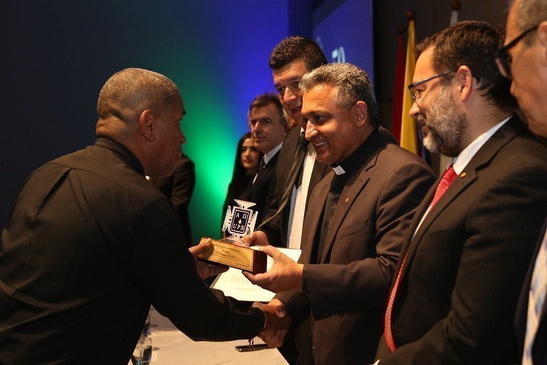 Acto de entrega de reconocimientos por parte del rector general, padre Diego Marulanda al rector seccional, padre Raúl Jordán 