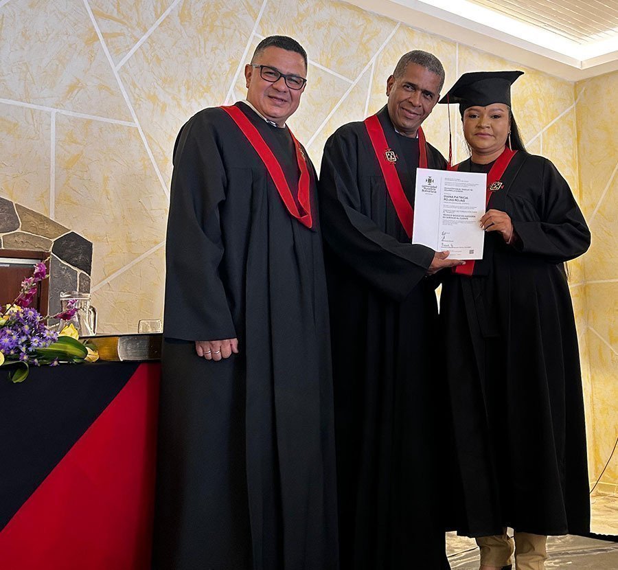 Entrega de certificaciones como Técnicos en Asesoría en Servicio al Cliente