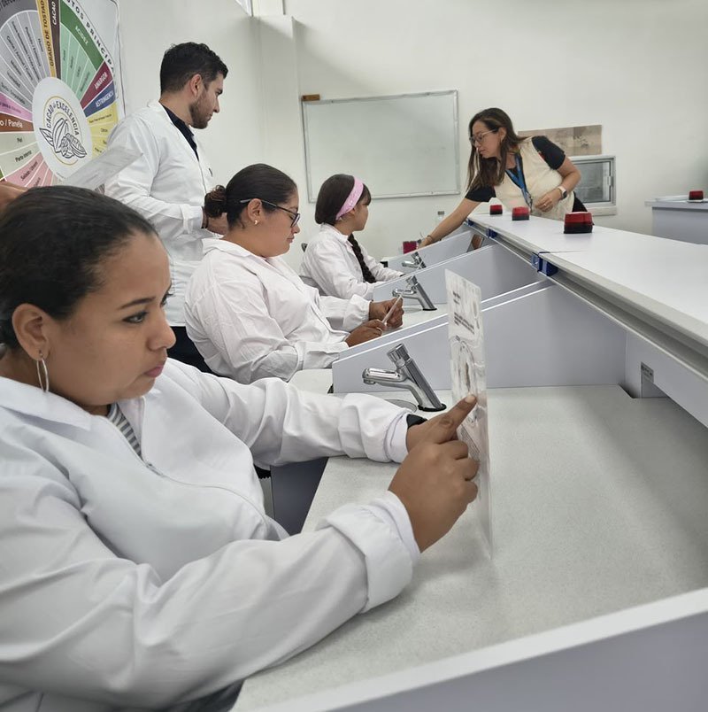 estudiantes en práctica Agrosavia - Corporación colombiana de investigación agropecuaria