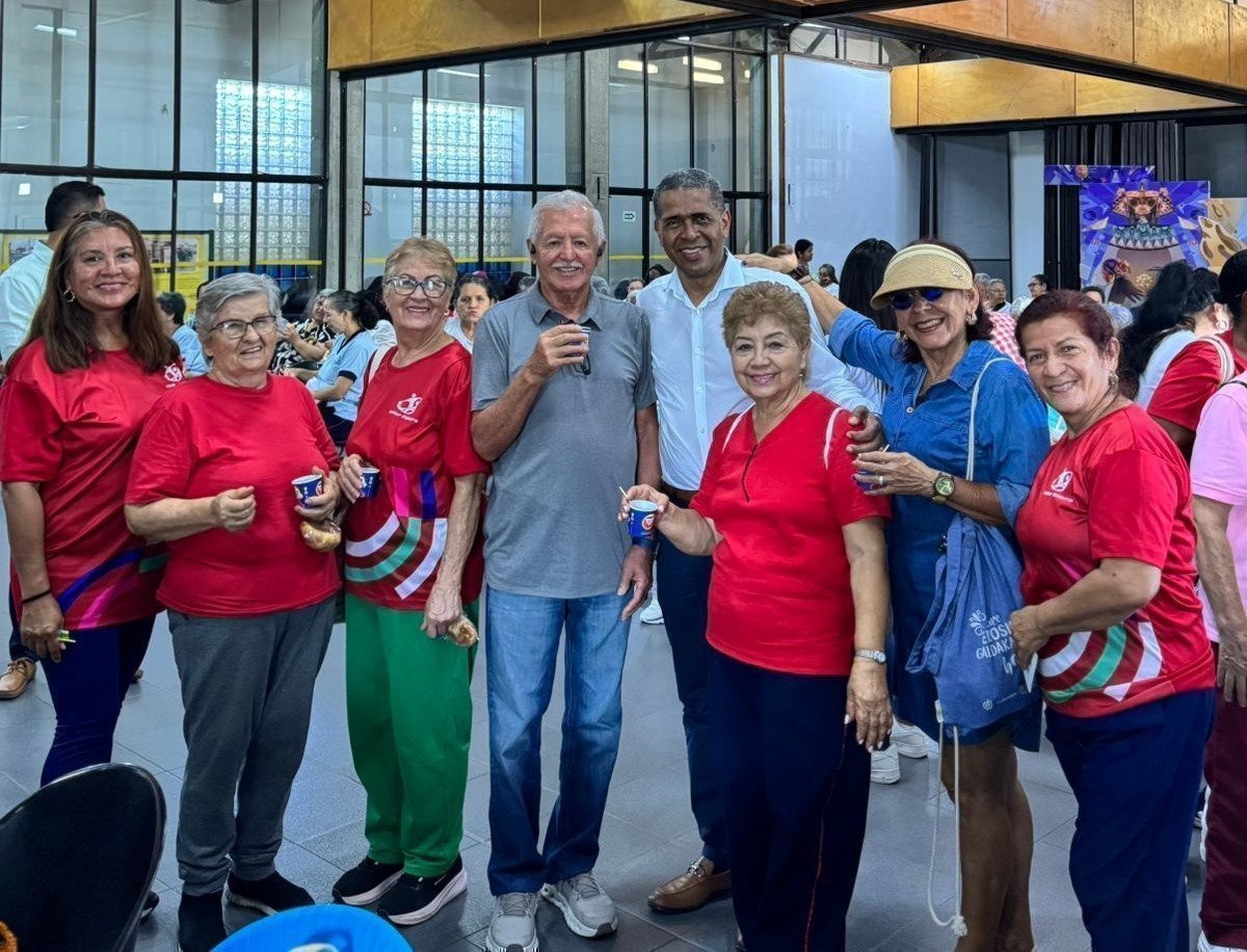 El rector Pbro. Raúl Jordán Balanta acompañado de la comunidad de adultos mayores