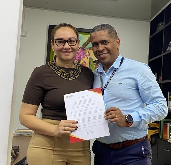 Entrega de reconocimiento especial en Nota de Estilo a la directora de la facultad por los logros del programa de Derecho y el Centro de Conciliación Juan Pablo II