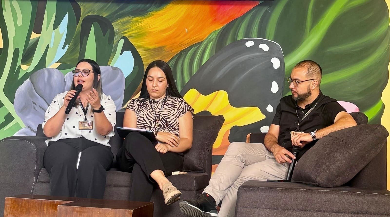 Participación de la Facultad de Psicología, en la foto la docente Karol Córdoba, la directora de la facultad Jessica Marín y el docente Fabián Pardo