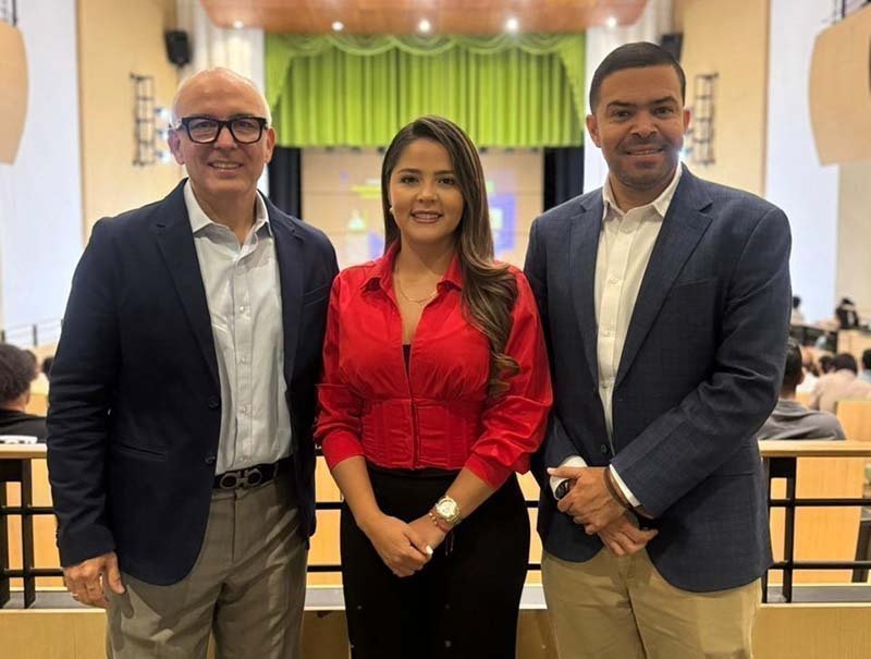de izquierda a derecha: Diana Loaiza, directora facultad de Derecho, Diego Lenis, docente de la facultad líder del evento, Diego Fernando Tatis, experto invitado