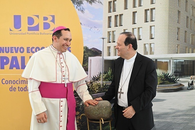 De izquierda a derecha: En la foto de izquierda a derecha: Obispo de la Diócesis de Palmira, Monseñor Rodrigo Gallego Trujillo y Monseñor Ricardo Tobón Restrepo, Arzobispo de Medellín y Gran Canciller de la UPB
