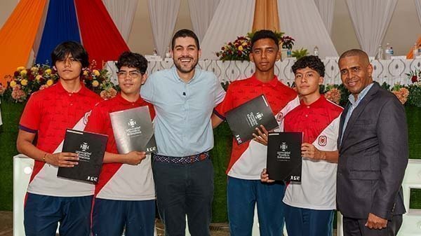 EL Pbro. Raúl Jordán-Rector UPB Y Óscar Escobar-Alcalde de Palmira acompañados de los estudiantes que recibieron su certificación