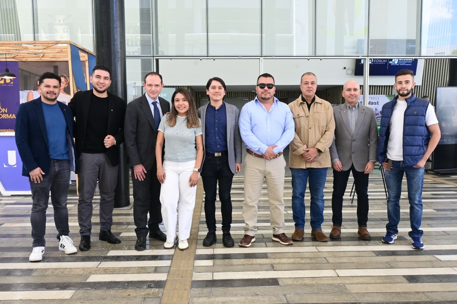 Integrantes de las Vicerrectorías Académicas, la Decanatura y la Dirección de la Facultad de Ingenierías de la UPB (Medellín y Palmira), acompañados por los pares académicos asignados por el CNA, José David Meisel Donoso y Nelson Enrique Riaño Contreras.