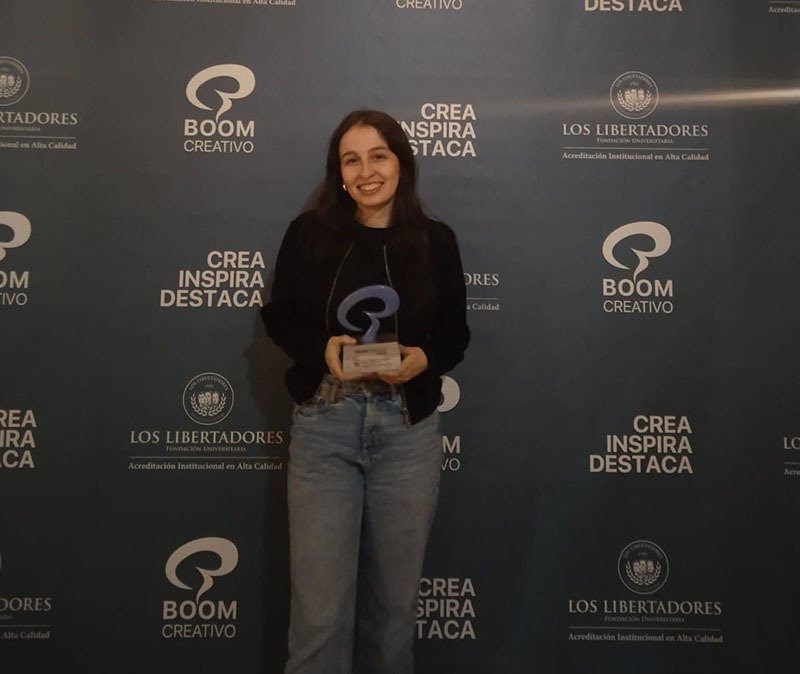 En nombre de sus compañeros Paula Juliana Contreras recibió el premio, los ganadores fueron John Henry Caicedo, María Alejandra Escobar y Juan Pablo Arce 