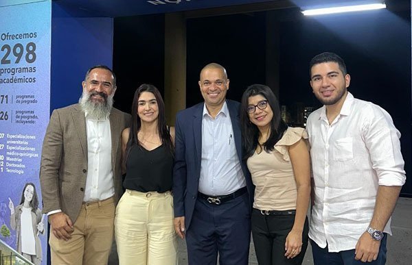 Simposio, Invitados expertos: Vivian Patiño, Alejandro Corrales, Diana Dávila en compañía del docente Alexander Guzmán y el Director de la Facultad Bryan Salcedo