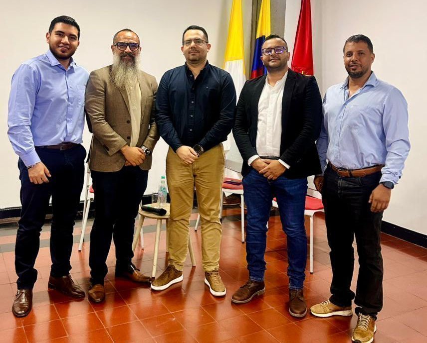 La seguridad desde la alta dirección: izquierda a derecha: Bryan Salcedo, director Ingenierías, Alexander Guzmán, docente Ingeniería Industrial, Juan Fernando Zúñiga, conferencista invitado, Jhonatan Salinas, conferencista invitado y Edwin Ortega, docente