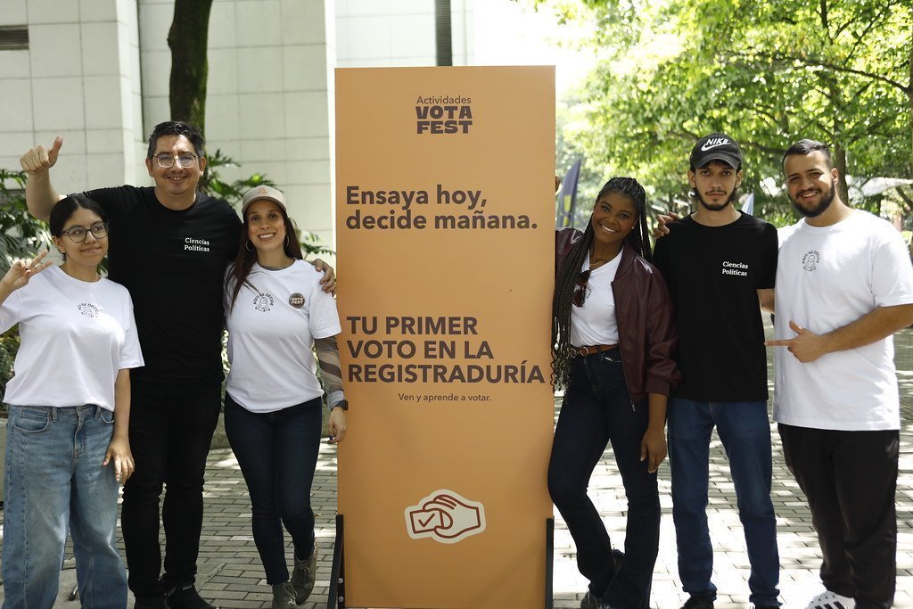 Grupo de personas posando el VotaFest