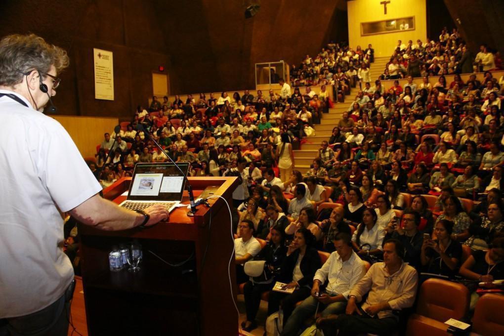 El profesor finlandés Pekka Räsänen ofreció algunas conferencias en torno a la educación. 