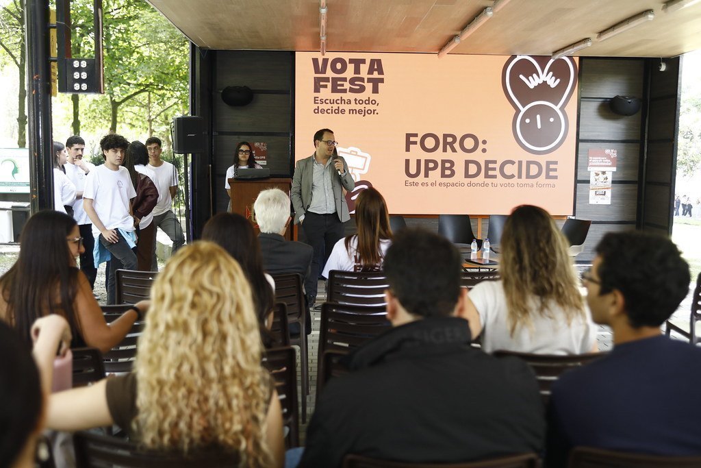 Ponente haciendo una presentación en el VotaFest