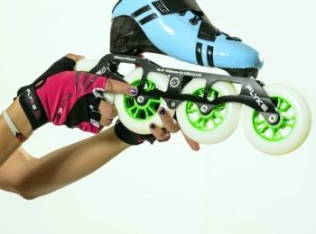 Deportistas enseñando patines marca Flyke