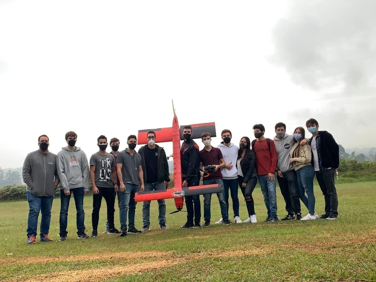 Estudiantes de Aeronáutica en el DBF.