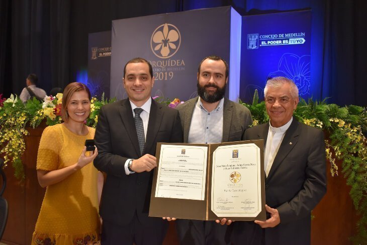 Ana Escudero, directora Investigación UPB; Julián Sierra, investigador; César Nieto, investigador; Pbro. Julio Jairo Ceballos, Rector general UPB. 