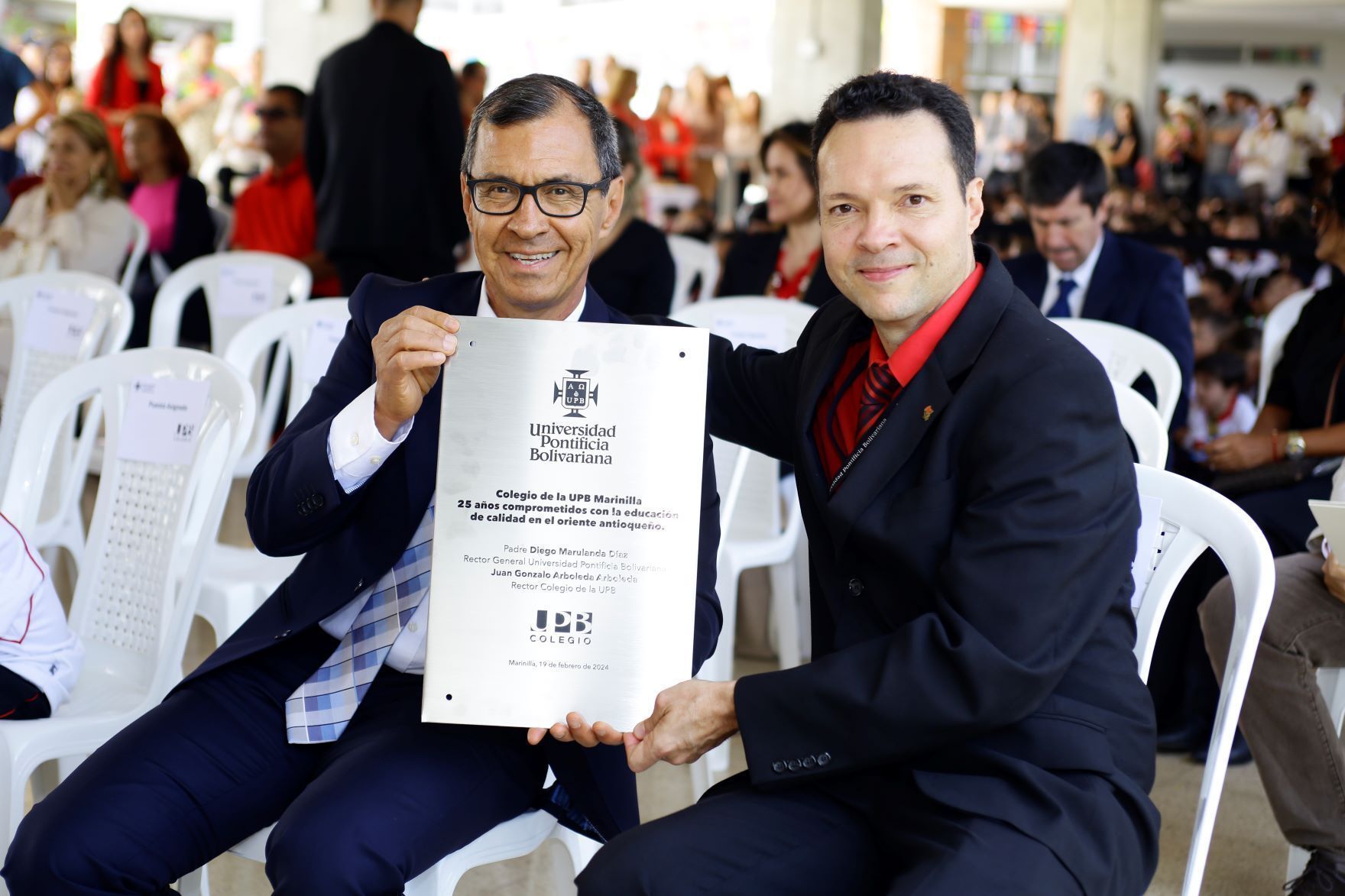 Rectores con la placa por el aniversario del colegio