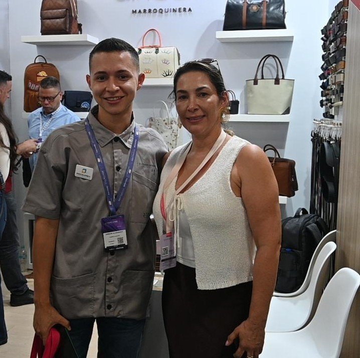 Jordan con una de las representantes de la marca Cincor Marroquinera 