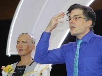 Robot Sophia y Dr. David Hanson en Medellín