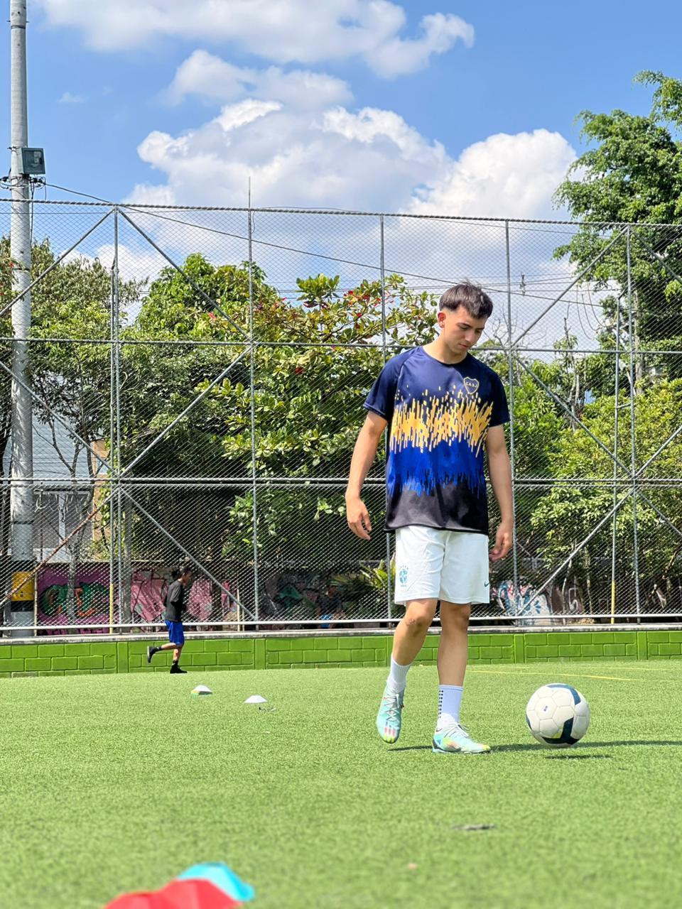 Foto de Samuel jugando futbol 