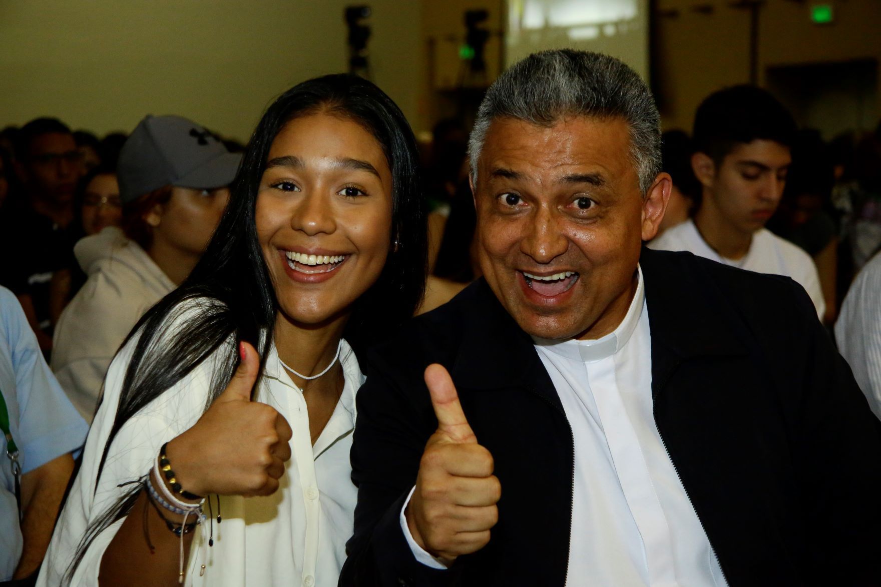 Susana Henao, representante estudiantil y el rector general padre Diego Marulanda Díaz