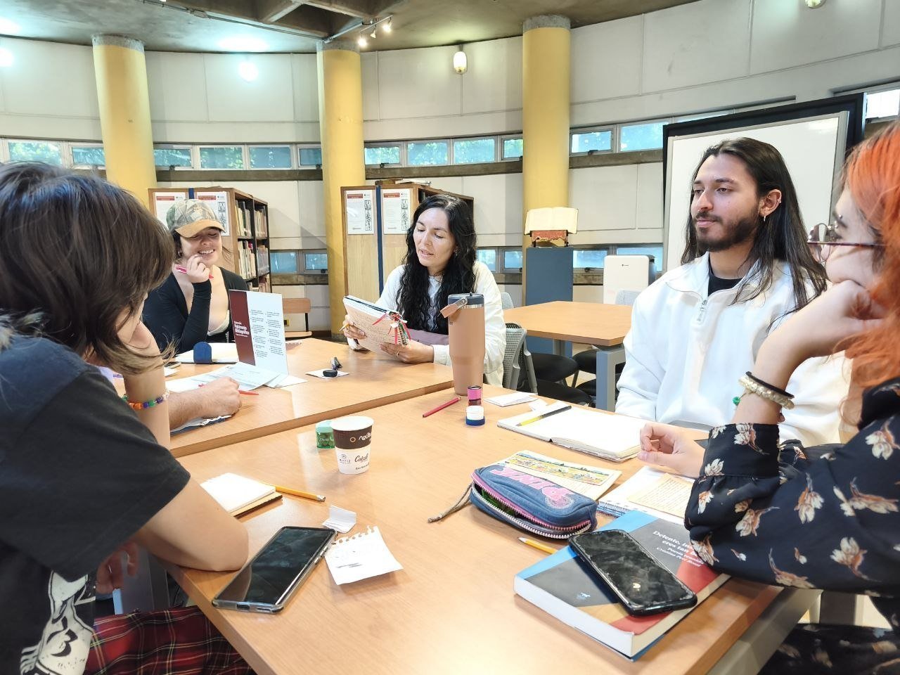 Participantes del taller de poesía socializando su trabajo
