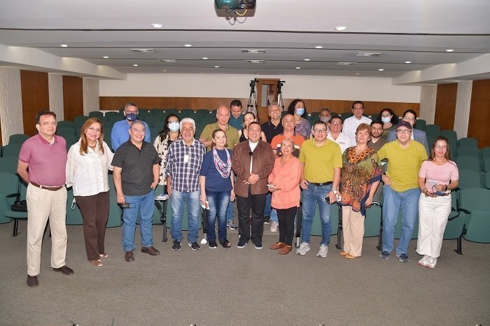 Tipo Interna2 dia del Periodista