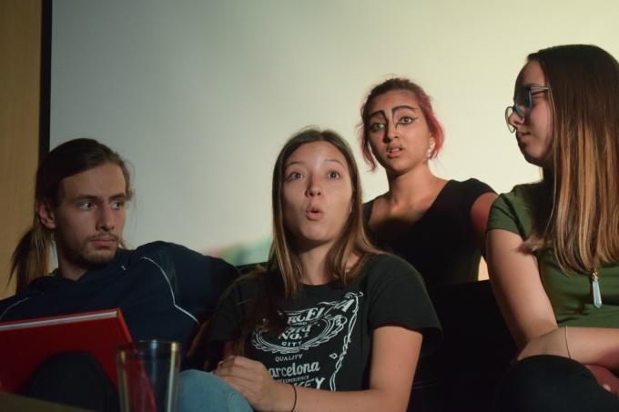 En la parte de atrás se puede observar a Laura Grajales atenta a los espasmos y a los diálogos entre los personajes