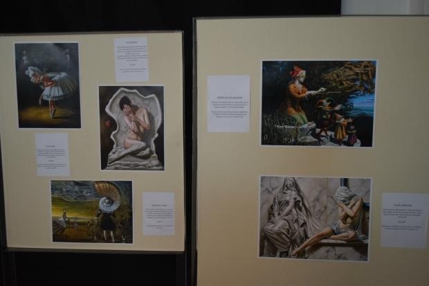 Además de la obra, los estudiantes ofrecieron a sus espectadores una exhibición con imágenes y textos alusivos al TOC.