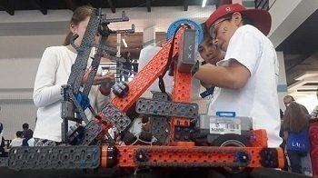 Niños diseñando robot