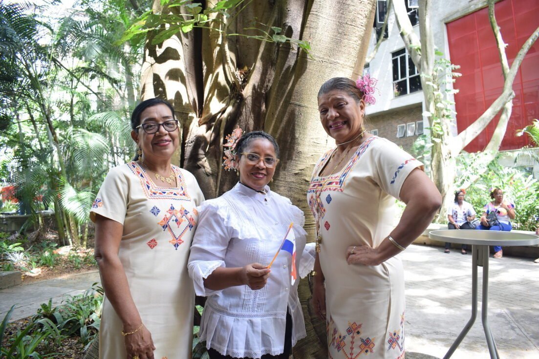 Vestidos confeccionados por mujeres artesanas de la región Ocú, Panamá.