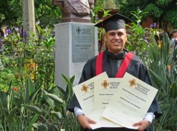 Daniel Amaya llegó a Medellín proveniente del Eje Cafetero. Quería ser arquitecto, pero sin pensarlo se graduó de tres carreras relacionadas con las Ciencias Económicas.