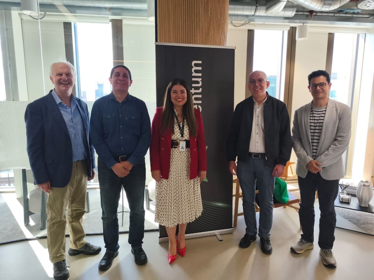 De izquiera a derecha: Prof. Joseph Howe University of Lincoln, Oscar Vasco, Denis Xiomara CEO Amentum, Whady Florez, Vladimir Martinez.
