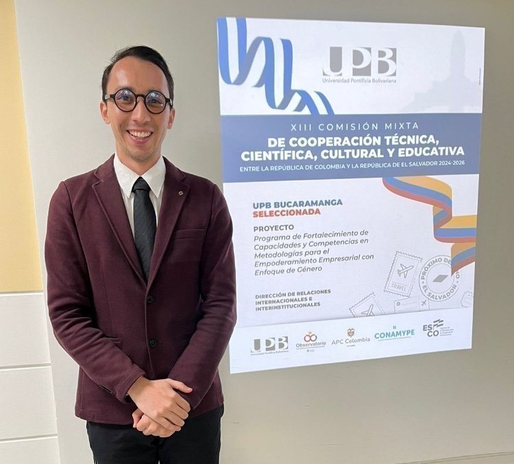 Administrativo UPB BGA presentando un proyecto