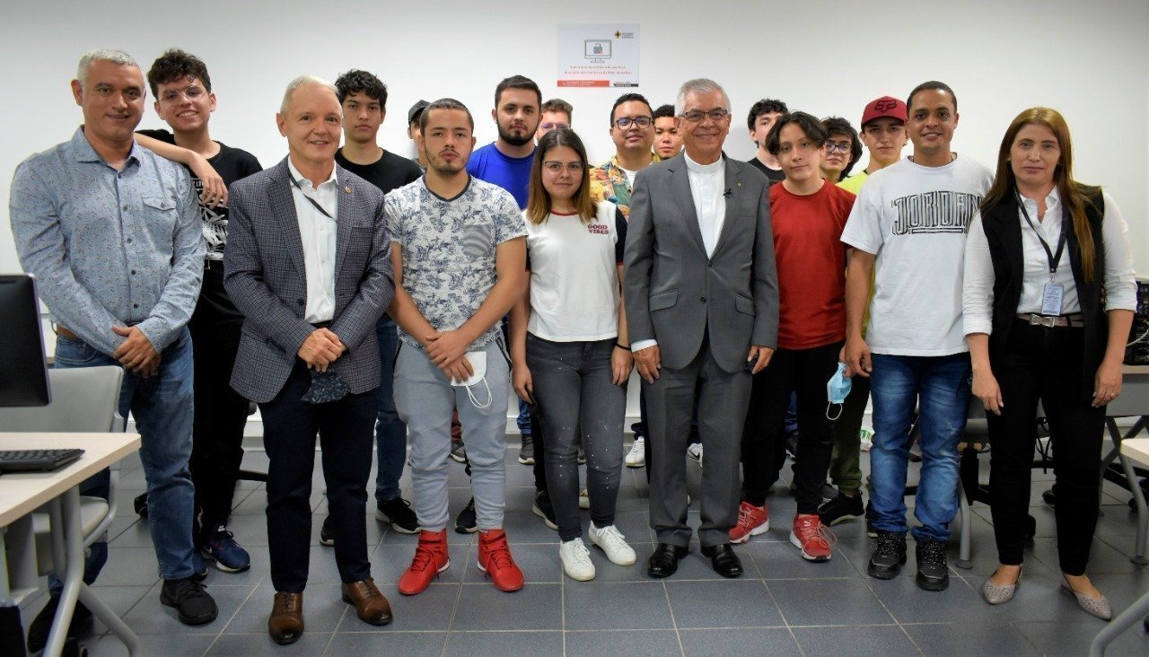 Estudiantes de programación de software de UPBtec