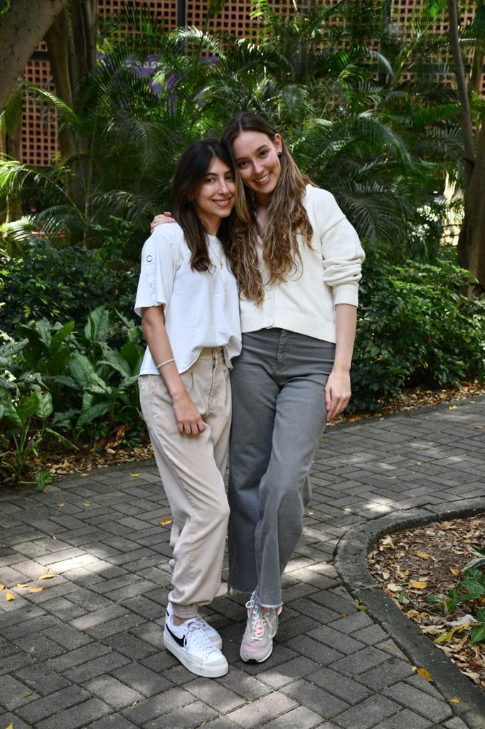 Conchita y Raquel en el campus UPB