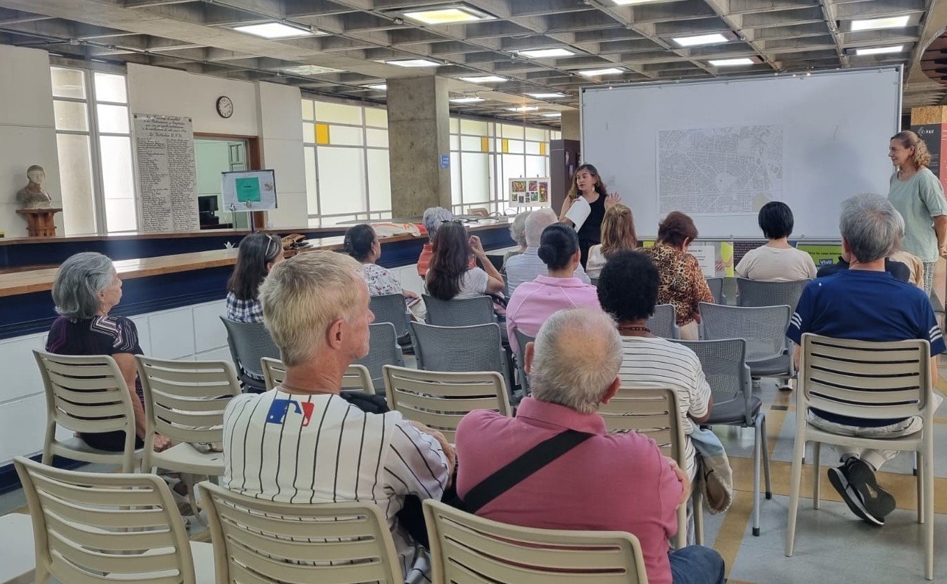 En la Universidad de los Jueves, se aportan conversaciones de interés público para las personas mayores; en la Biblioteca de la UPB se adelantó esta actividad, de interés para toda la comunidad. 