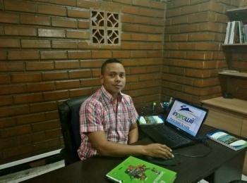 Wilberto Benítez posando en su oficina