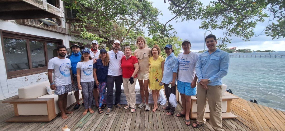 La embajadora de Alemania en Colombia, Martina Klumpp (centro), visitó recientemente las islas del Rosario para conocer las áreas de restauración coralina.