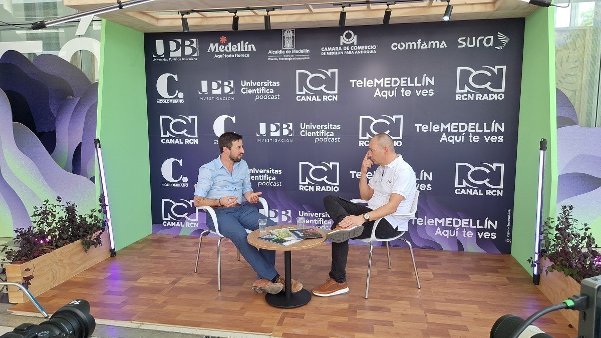 Microbiota fue el tema de convergencia para la conversación entre Tony Williams Naranjo Preciado e Ismael Palacios García.